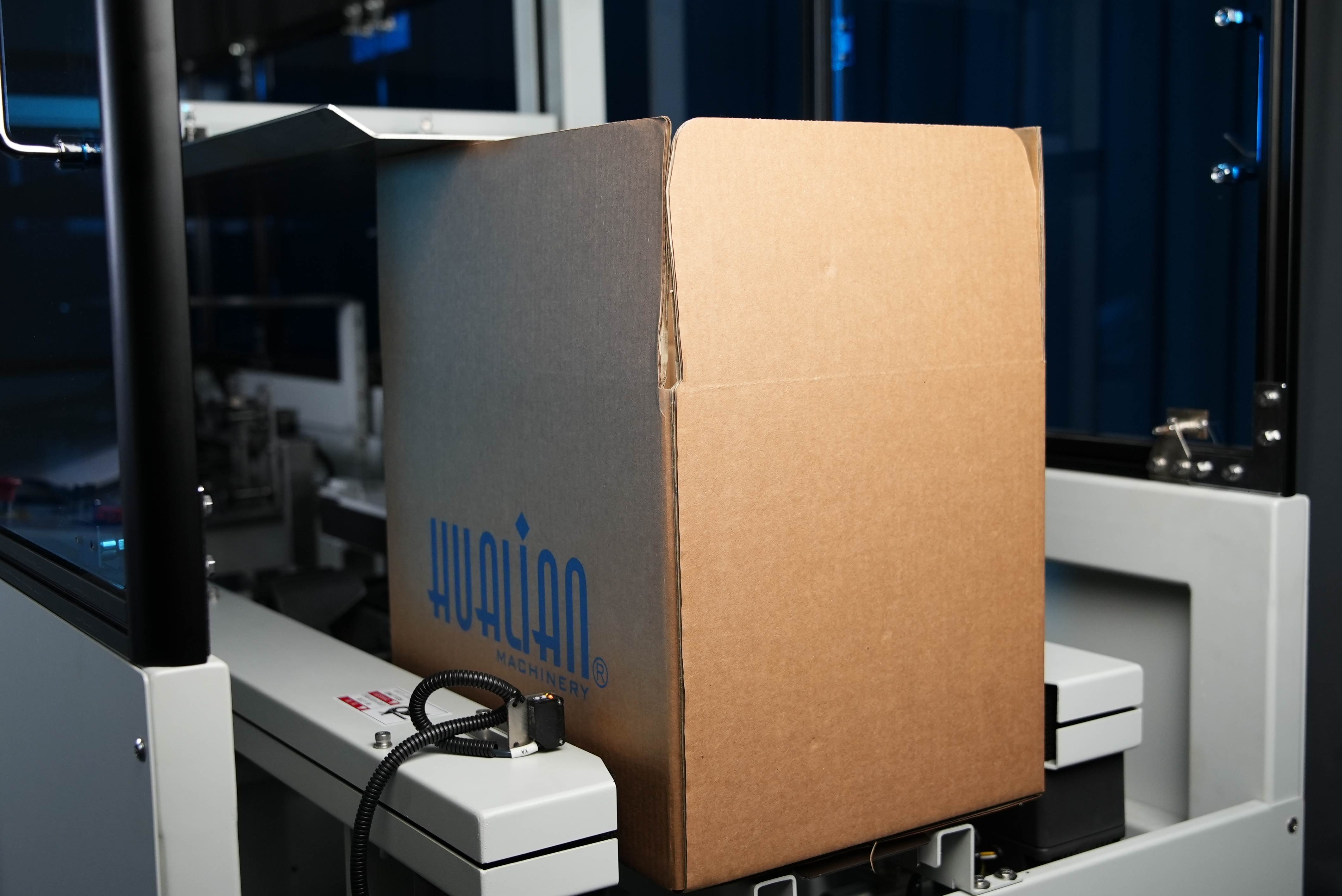 水活性化クラフト紙底シール HCE-544W-L が付いている Hulian 自動カートン ケース ボックス エレクター機械 